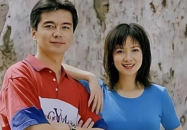 “铁打的许亚军流水的妻”！四婚三离房子越换越大，老婆越换越小