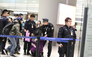 前世救人被妻女诬陷杀人打死, 重生后我袖手旁观, 她们却当场崩溃了!