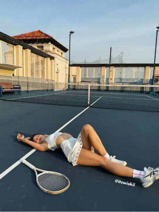 TVB话题小花穿超短裙摆性感姿势，被指故意擦边，前男友跳楼轻生