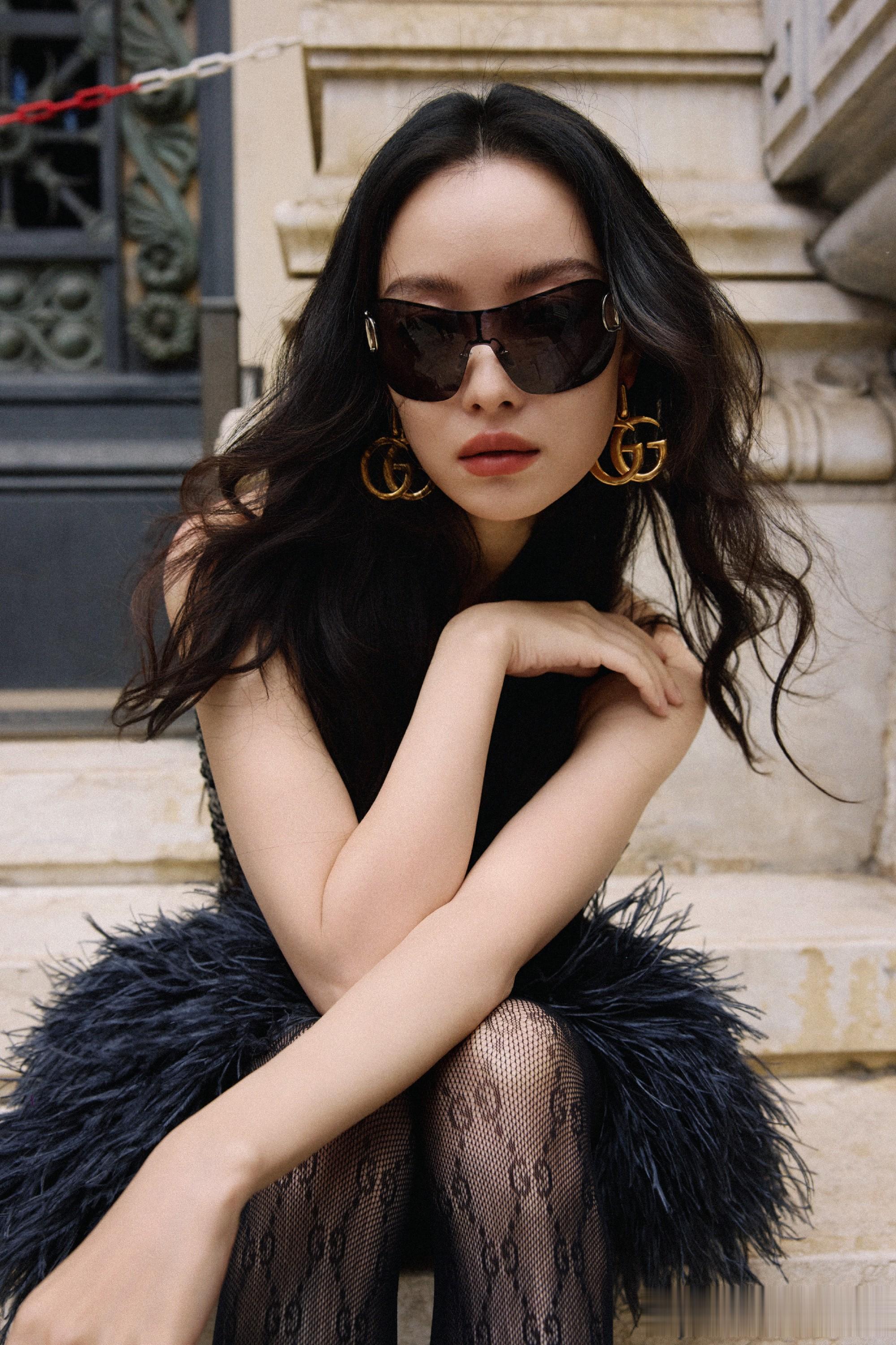 倪妮米兰街拍｜黑裙搭长靴，酷飒气场超吸睛