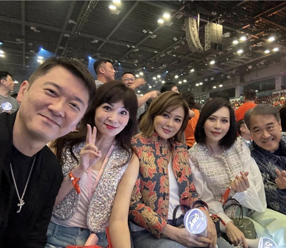 顾纪筠庆祝63岁生日,同框大9岁丈夫站姿优雅,二婚22年仍很恩爱