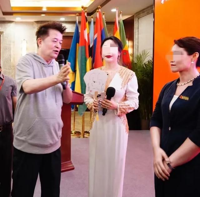 66岁毕福剑在北京主持,瘦了好多头发太潦草,脸部馒化看着很憔悴