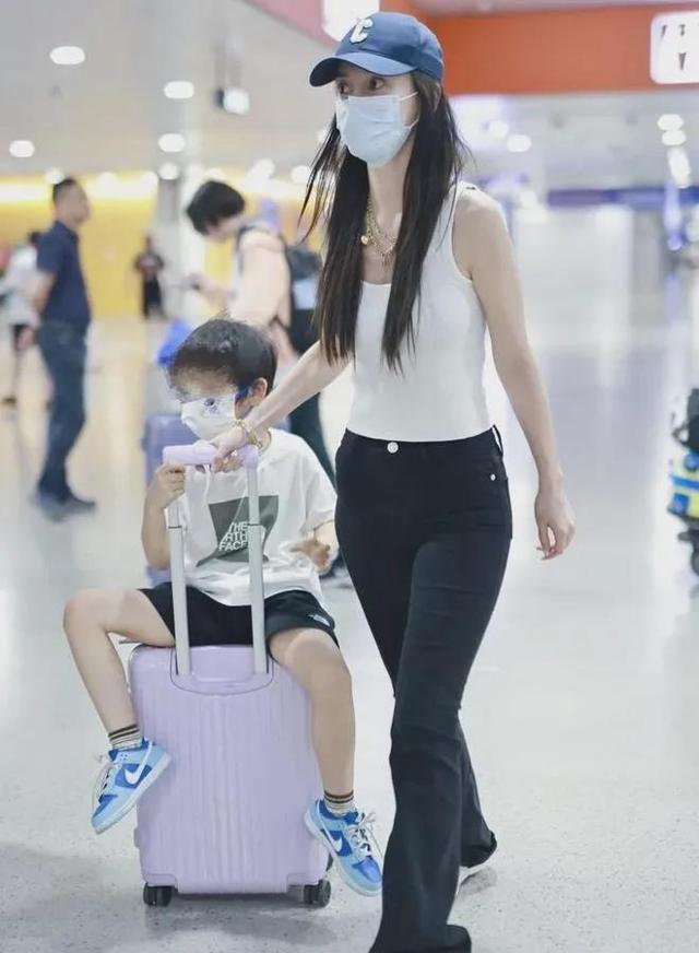 杨颖带儿子现身新加坡环球影城，8岁小海绵背影越来越像黄晓明