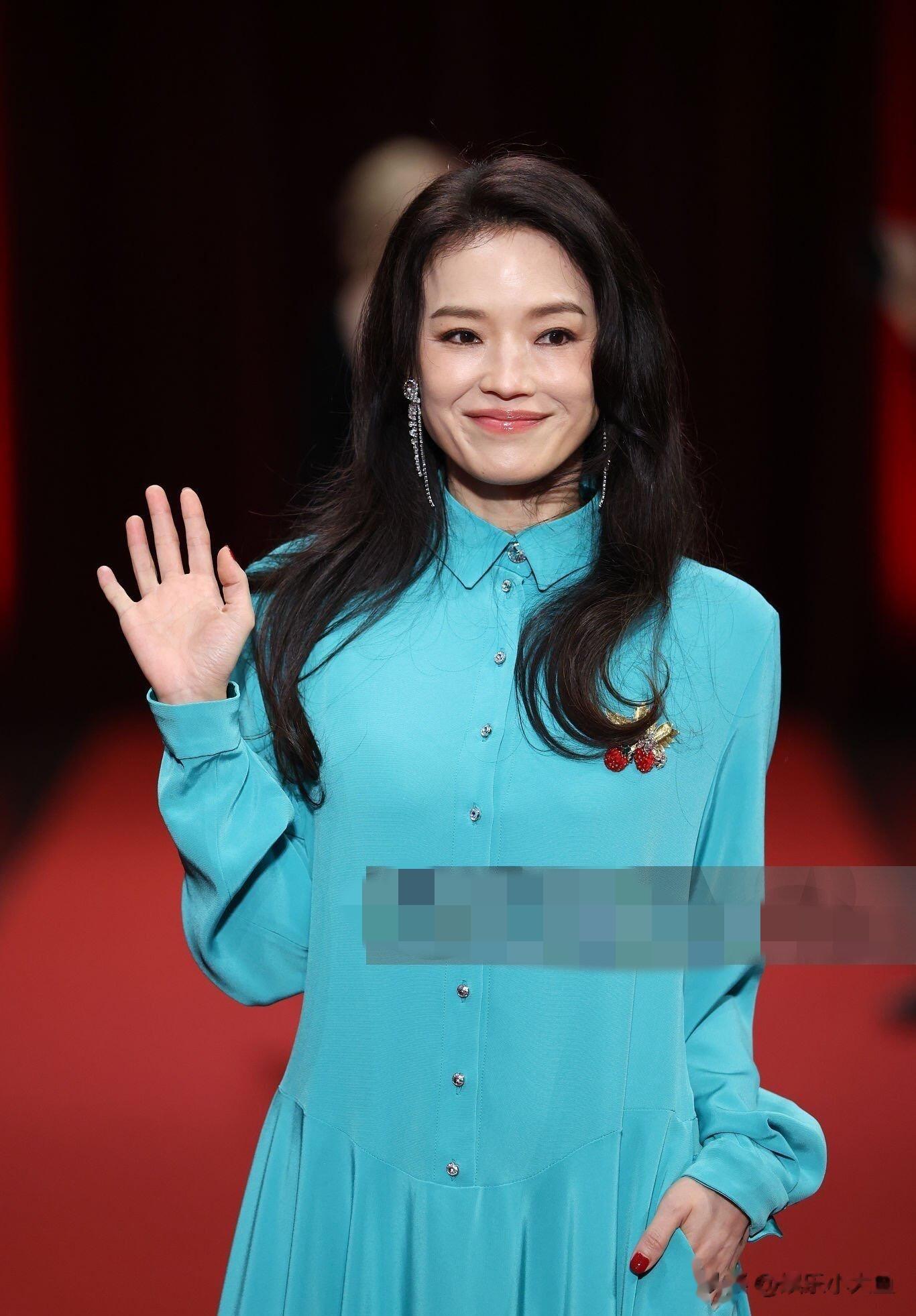 舒淇亮相卢米埃尔电影节开幕式红毯,冰蓝色抓褶裙,松弛又时髦