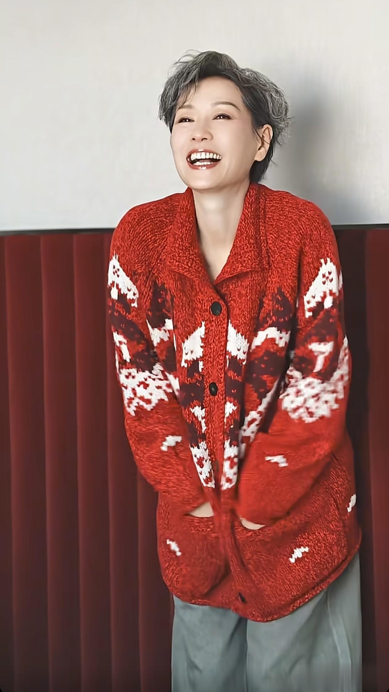 62岁叶童冬日穿搭：短发+毛衣外套+阔腿裤，减龄洋气，美出新高度