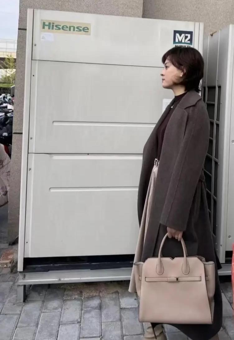 孙俪无锡拍戏,灰色毛呢大衣配短发,又瘦又美气质优雅