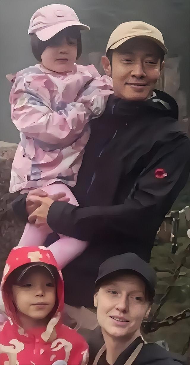 撒贝宁一家现身机场，女儿好漂亮，洋媳妇李白肤白貌美大长腿