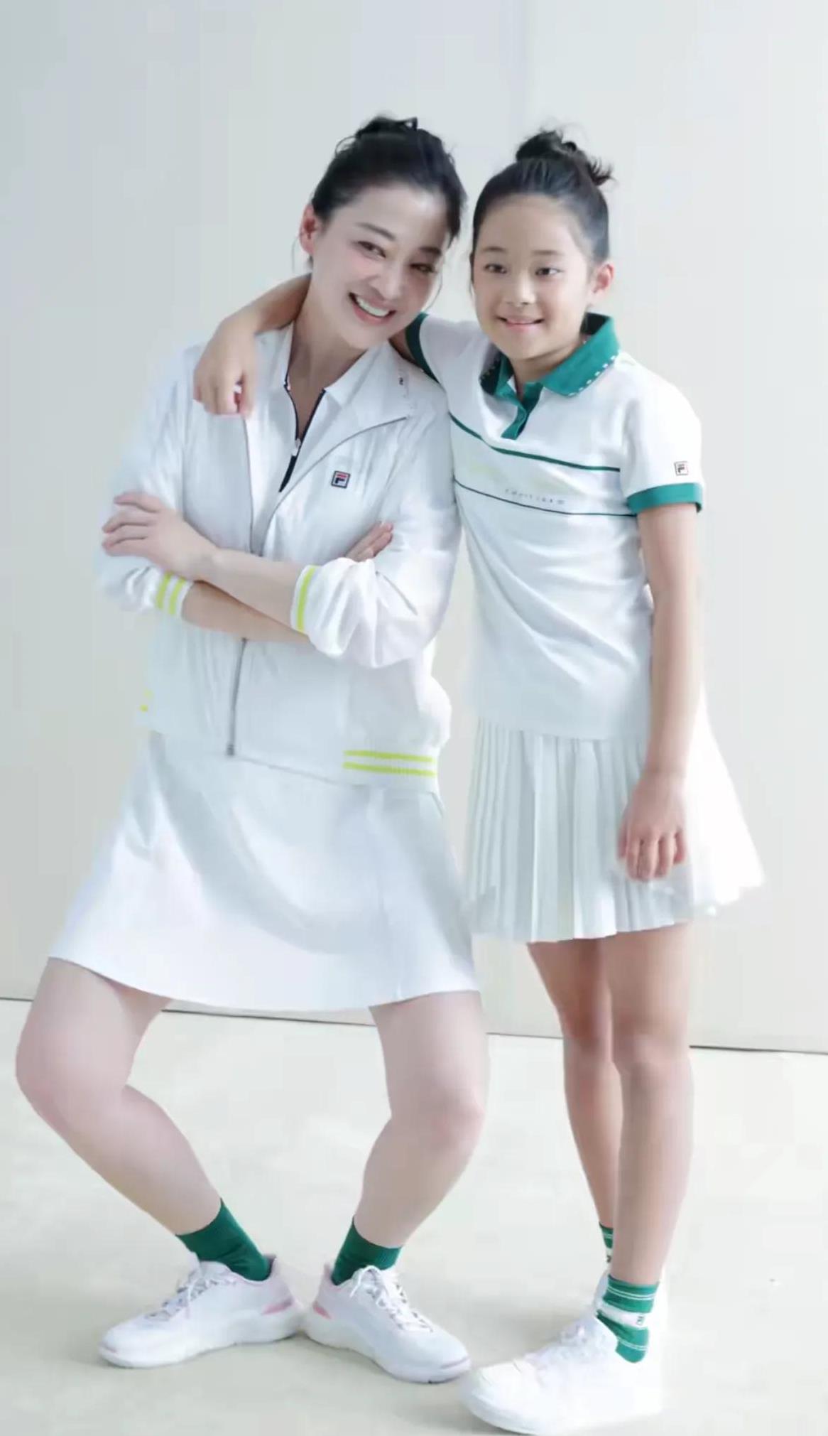 梅婷与女儿庆女神节,11岁萌娃灵气似母,全家福曝光显幸福