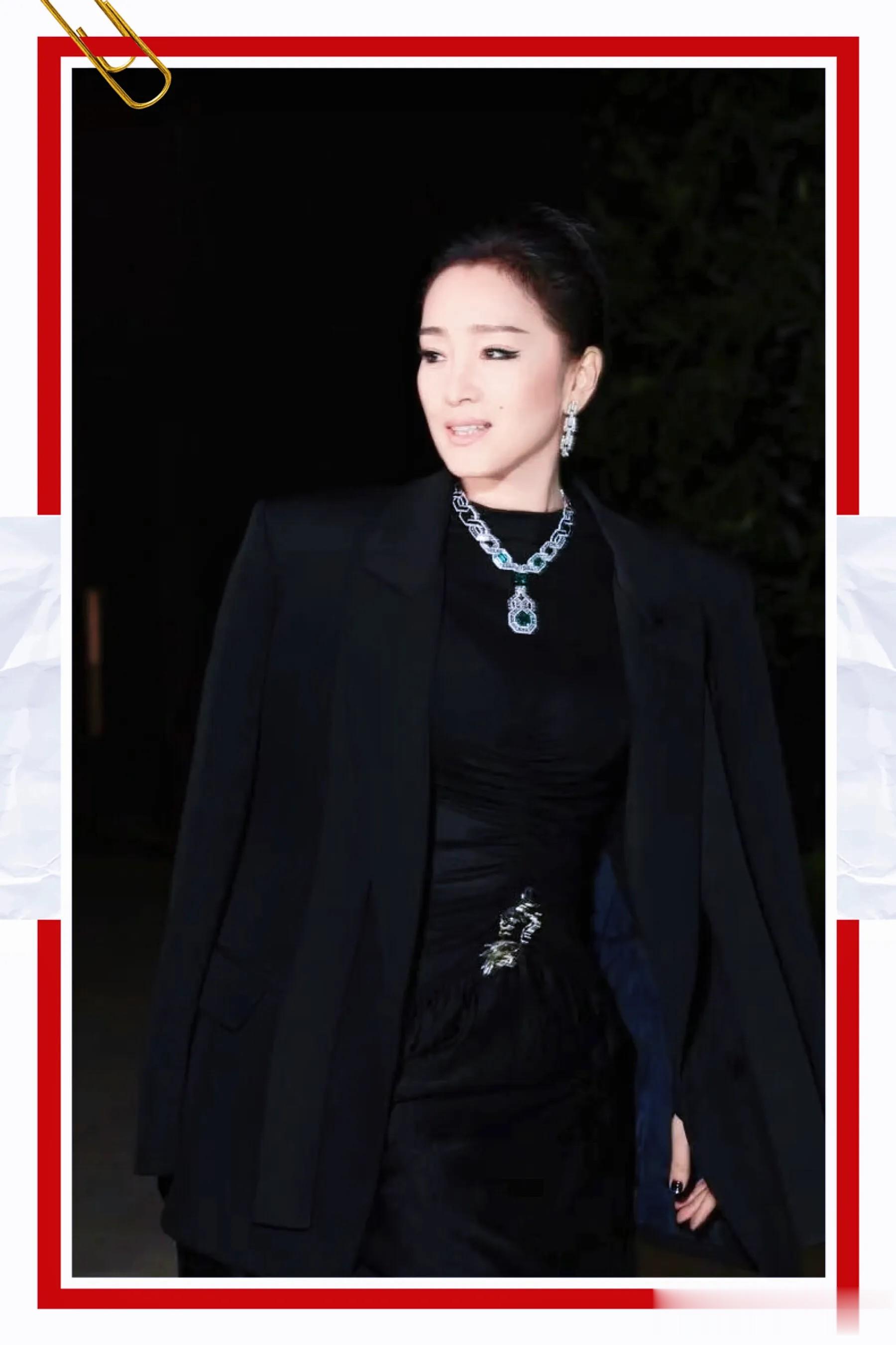 59岁巩俐现身北海公园，穿皮衣气场强大，吃糖葫芦喝酸奶 很接地气