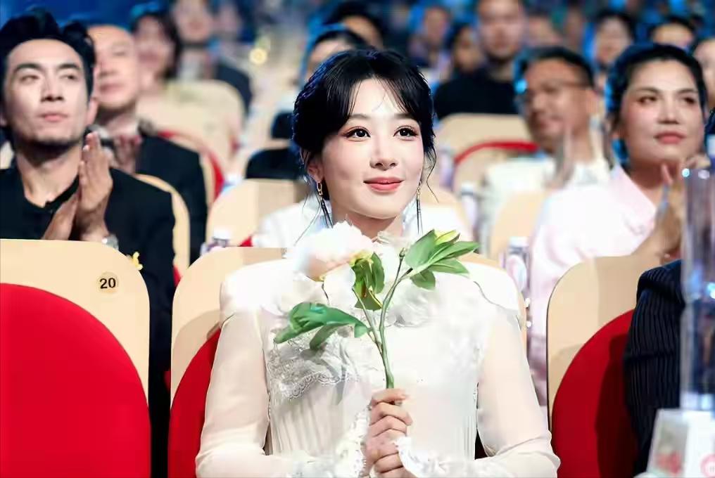 这一次，被央视点名的杨紫，彻底“撕”碎了宋丹丹的体面！