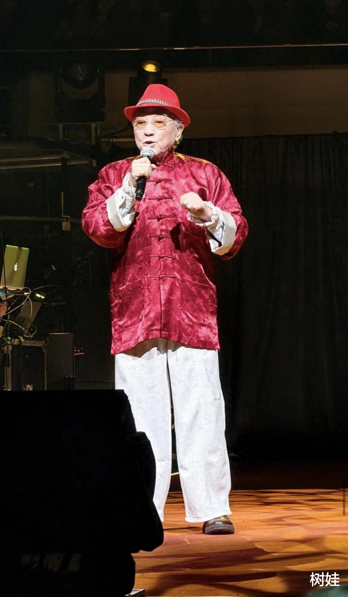 64岁戚美珍现身卢海鹏演唱会，皱纹明显优雅老去，苗侨伟也在现场