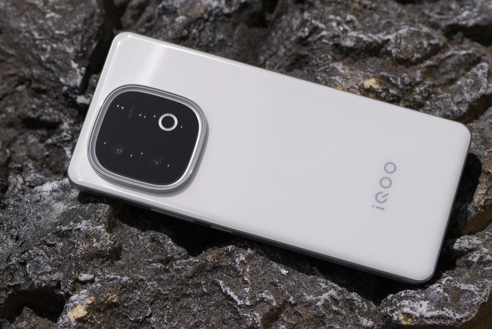 iQOO更激进了，7000mAh大电池手机低至1444元起，跑分可达242万