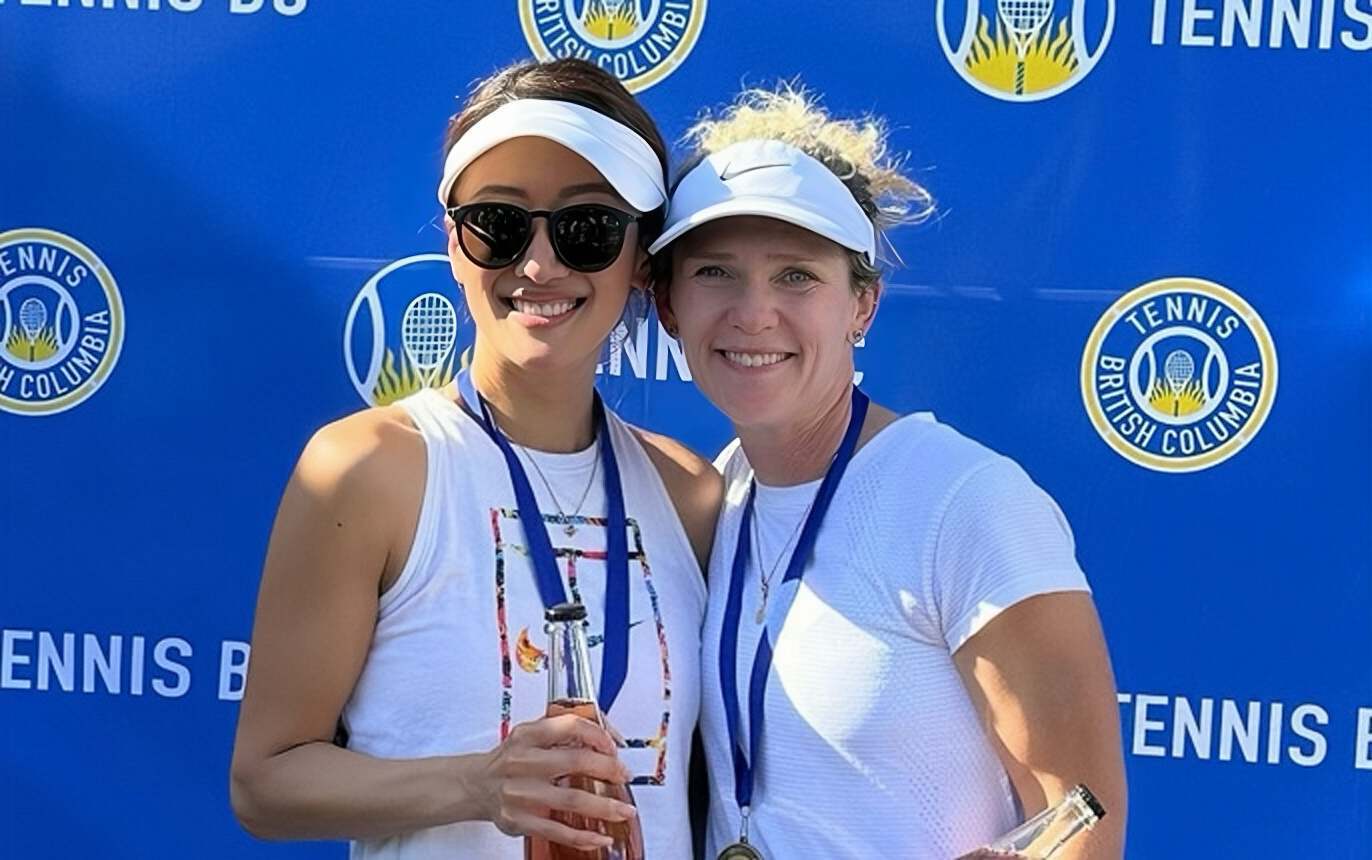 香港知名女星再度怀孕,挺八个月孕肚打网球,疑和男友秘密结婚