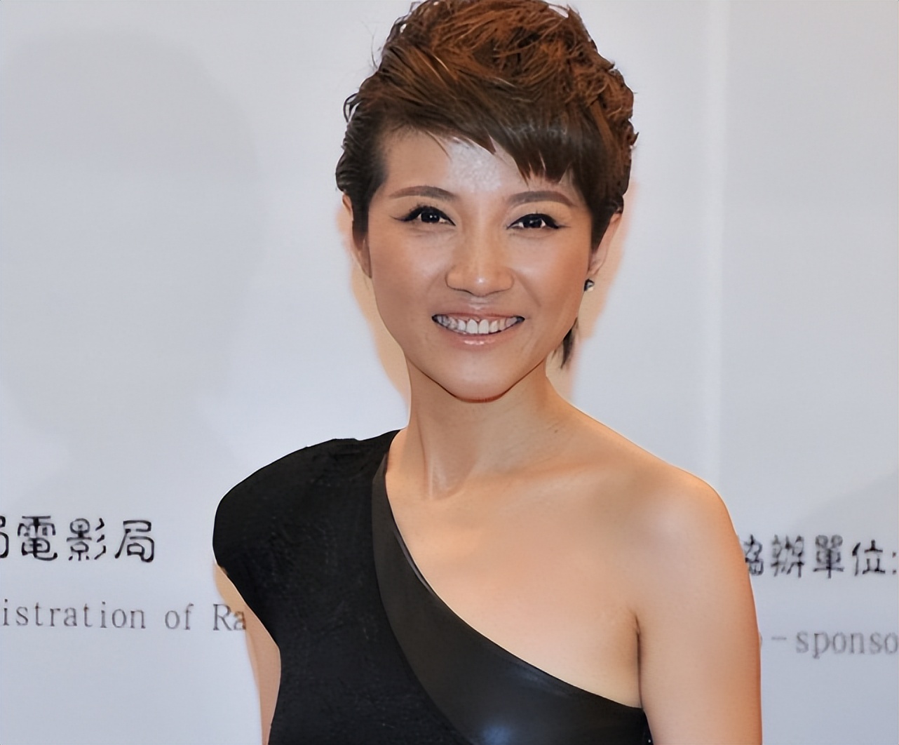 官宣恋情2个月，“老少恋”的颜丙燕，终究逃不过现实的残酷