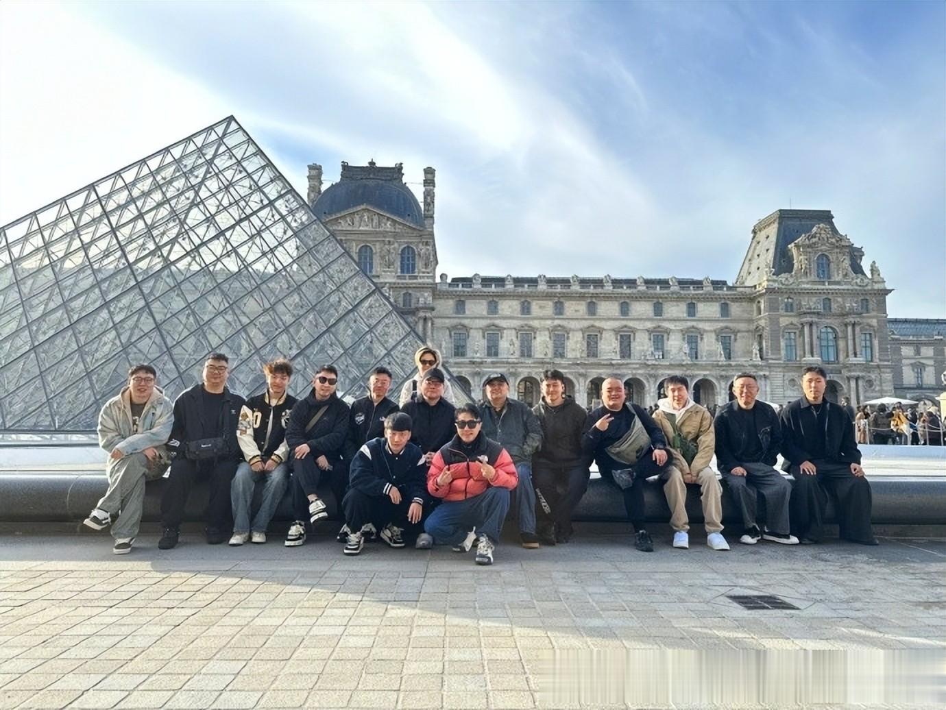 德云社当红演员落地伦敦，晒照报平安，出国商演，俨然如度假一般