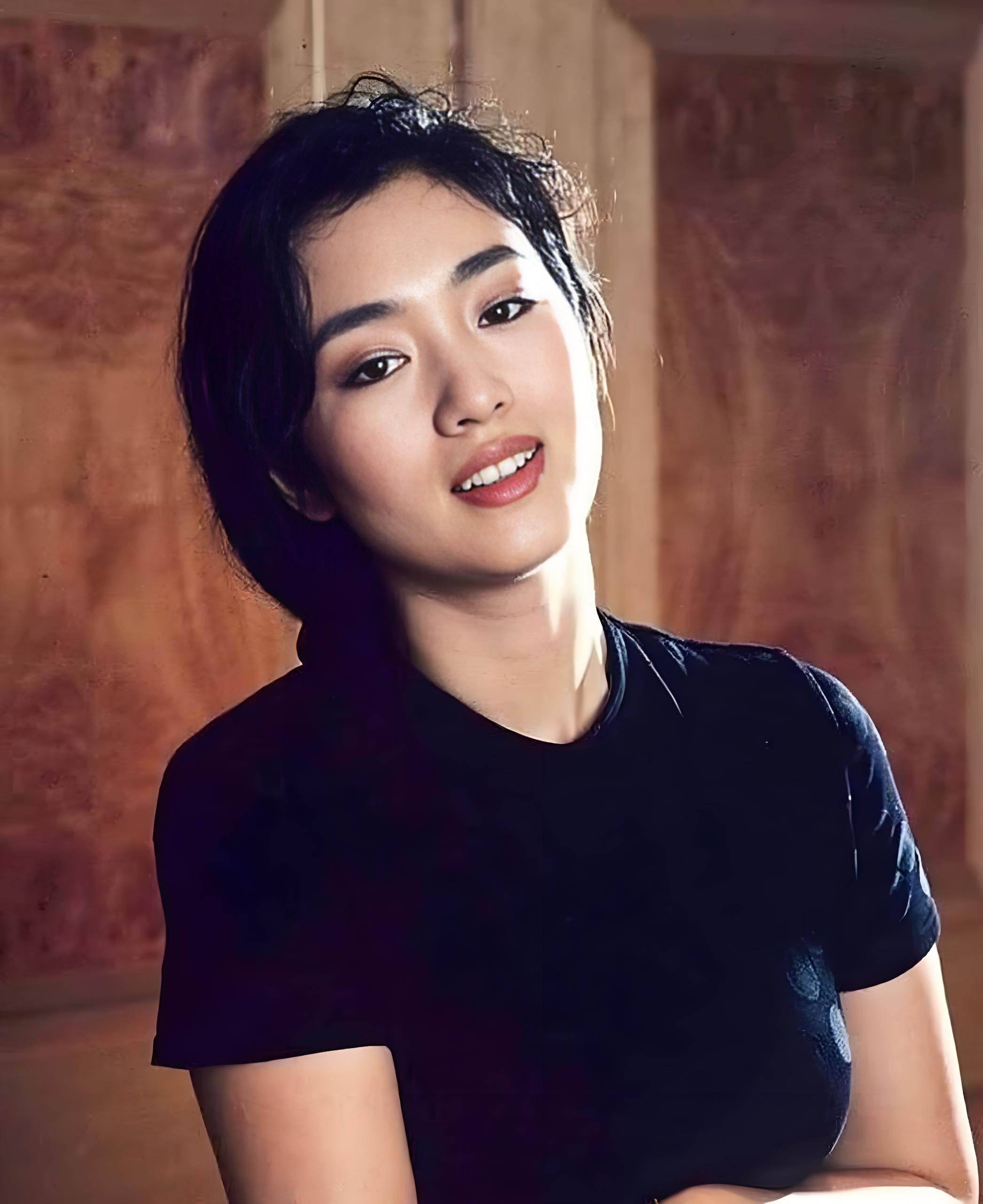 看到97年巩俐和莫妮卡贝鲁奇合照,才明白,东方美人才是真的抗老