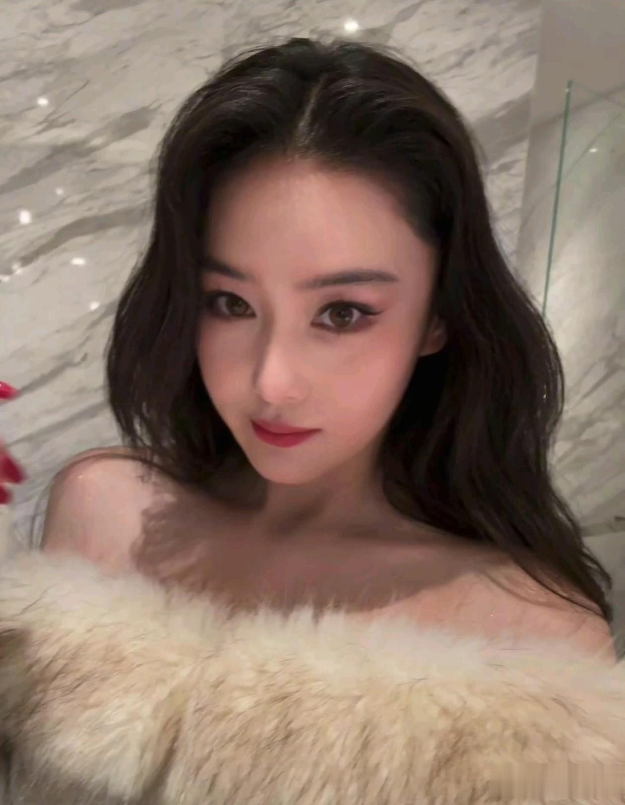 38岁张馨予最新穿搭：微卷发+一字肩打底衫+阔腿裤，时髦又高级