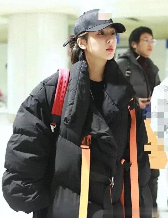 杨紫越来越会穿！黑色羽绒服+红色休闲裤+棒球帽，减龄又时髦！