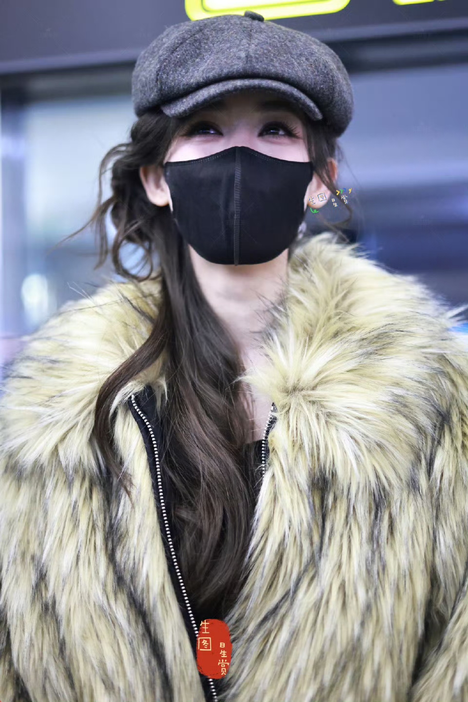 娜扎现身机场，皮草搭配牛仔裤慵懒又时髦，真又温柔又美到爆炸！