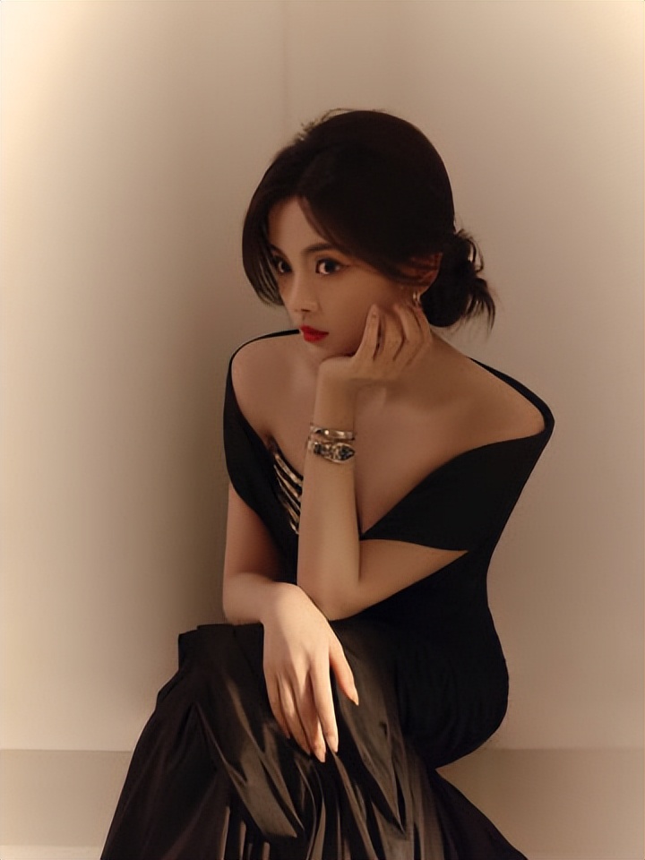 杨超越素颜，皮肤细腻有光泽，五官立体耐看 ???。