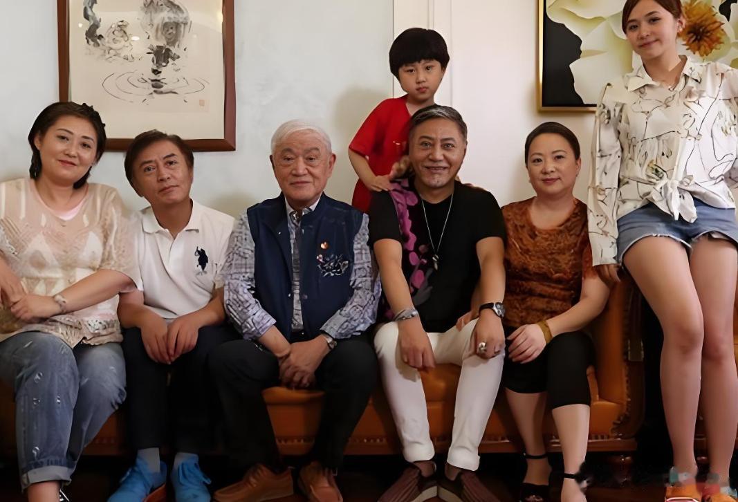 牛犇也没想到,曾在日本结婚生女的儿子,如今也成了一名老戏骨