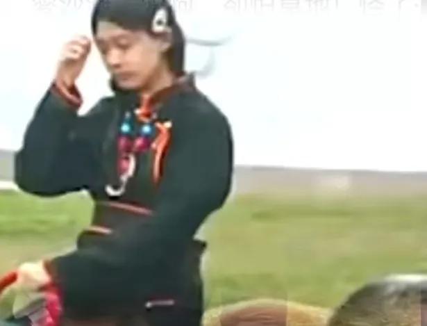 汪小菲一家北京吃西餐，他给小玥儿夹菜投喂 小霖霖沉迷手机无人管