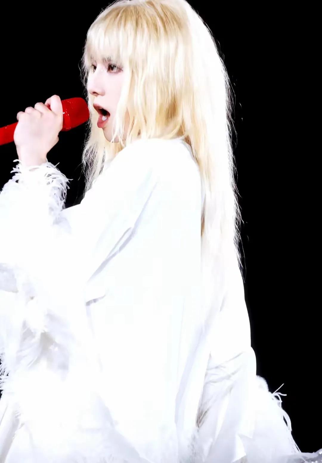 华晨宇演唱会穿女装炸场！钻石流苏配高跟鞋，网友：这是艺术还是流量密码？