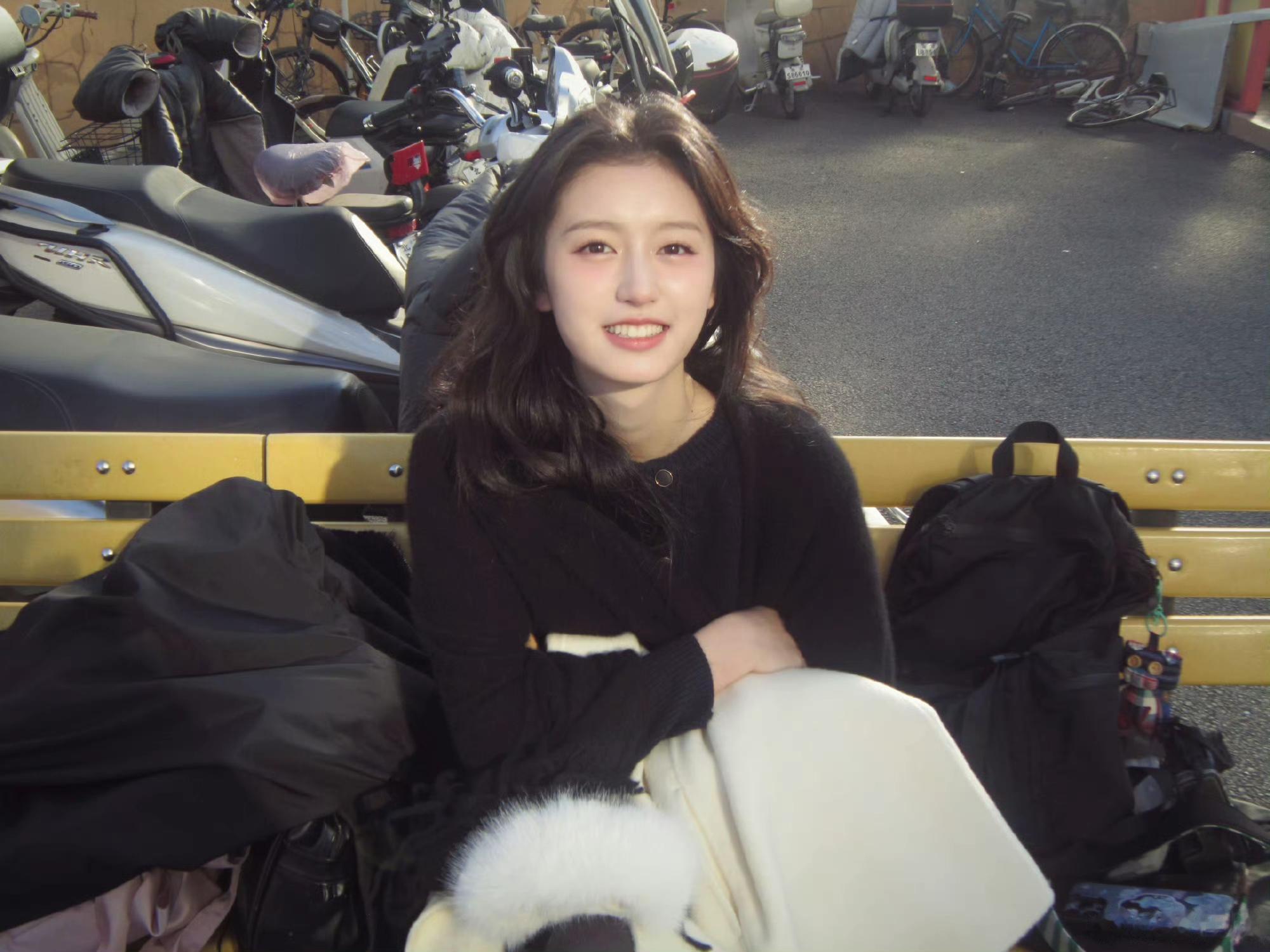 裴佳欣 17岁的青春活力 让人挪不开眼睛