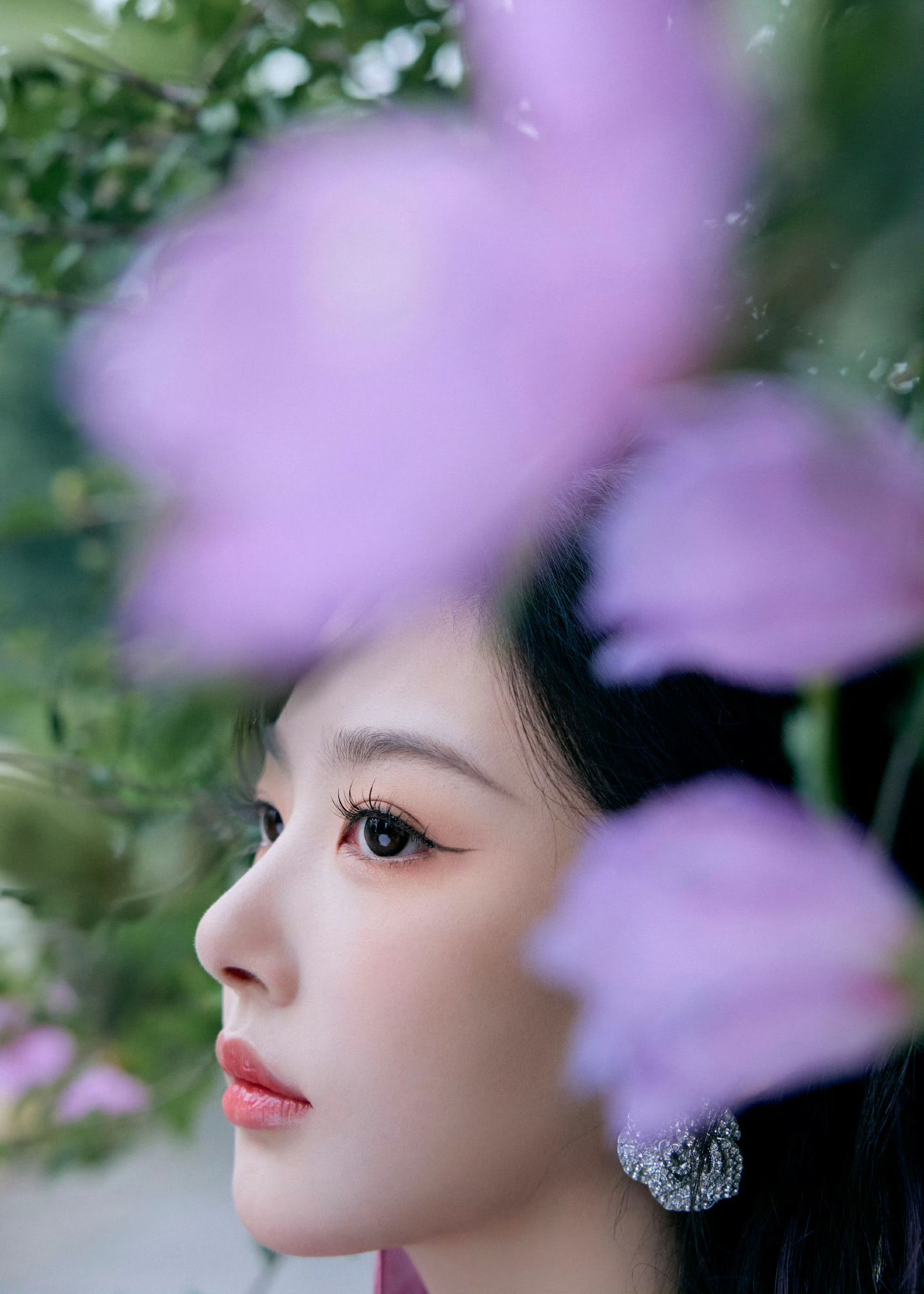 孔雪儿身穿紫色纱裙梦幻又飘逸 浪漫又温柔