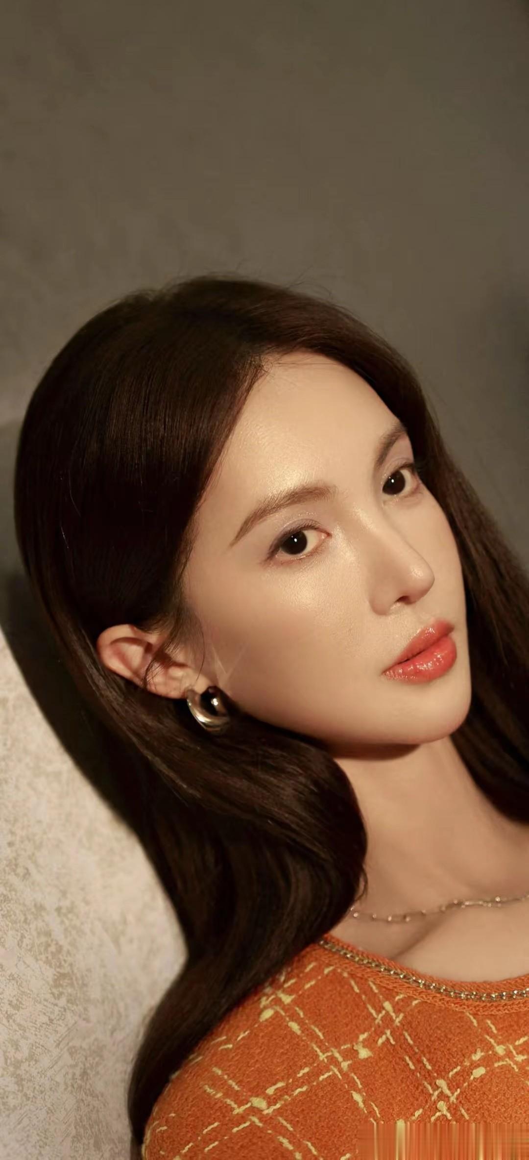 金晨，曲线曼妙温柔动人