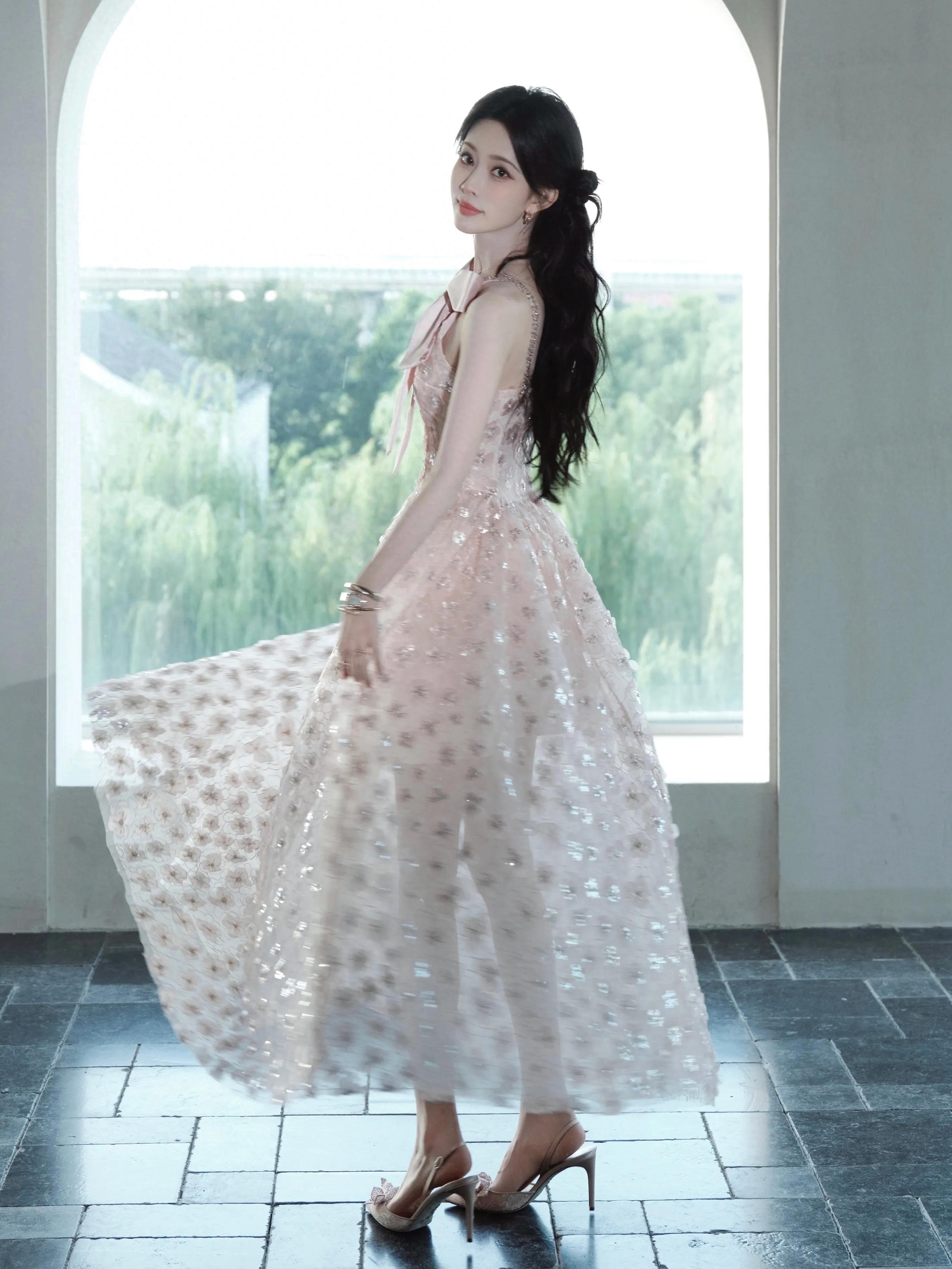 孟子义最新美照来了，是粉色的花仙子[送花花]