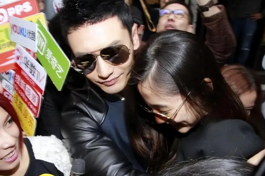 杨颖没想到，《小城大事》开播仅3天，黄晓明就走上另一条上坡路