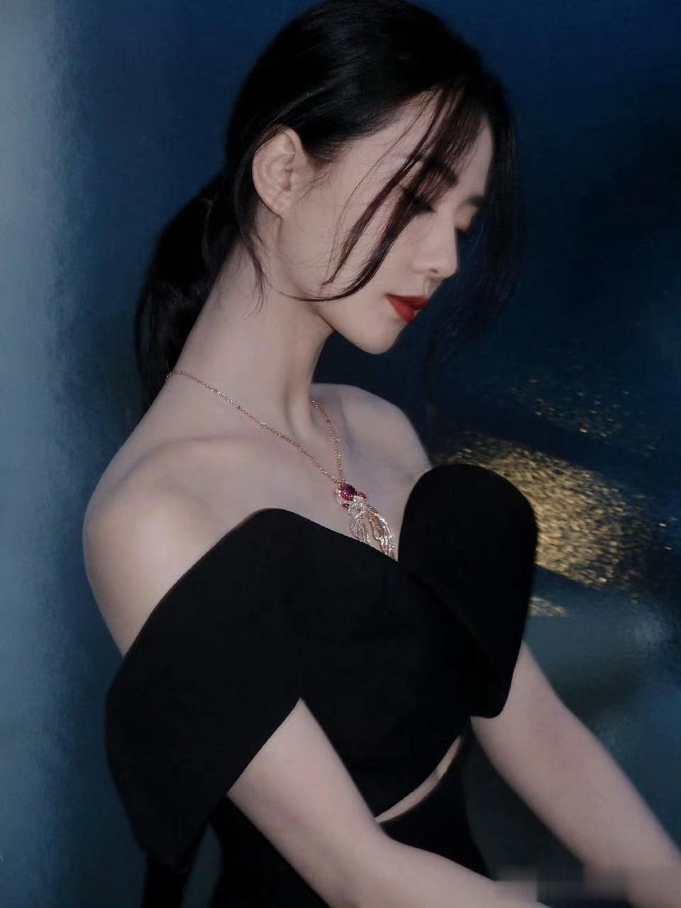 刘诗诗黑裙珠宝点缀，戛纳海景衬优雅，尽显大气女神范