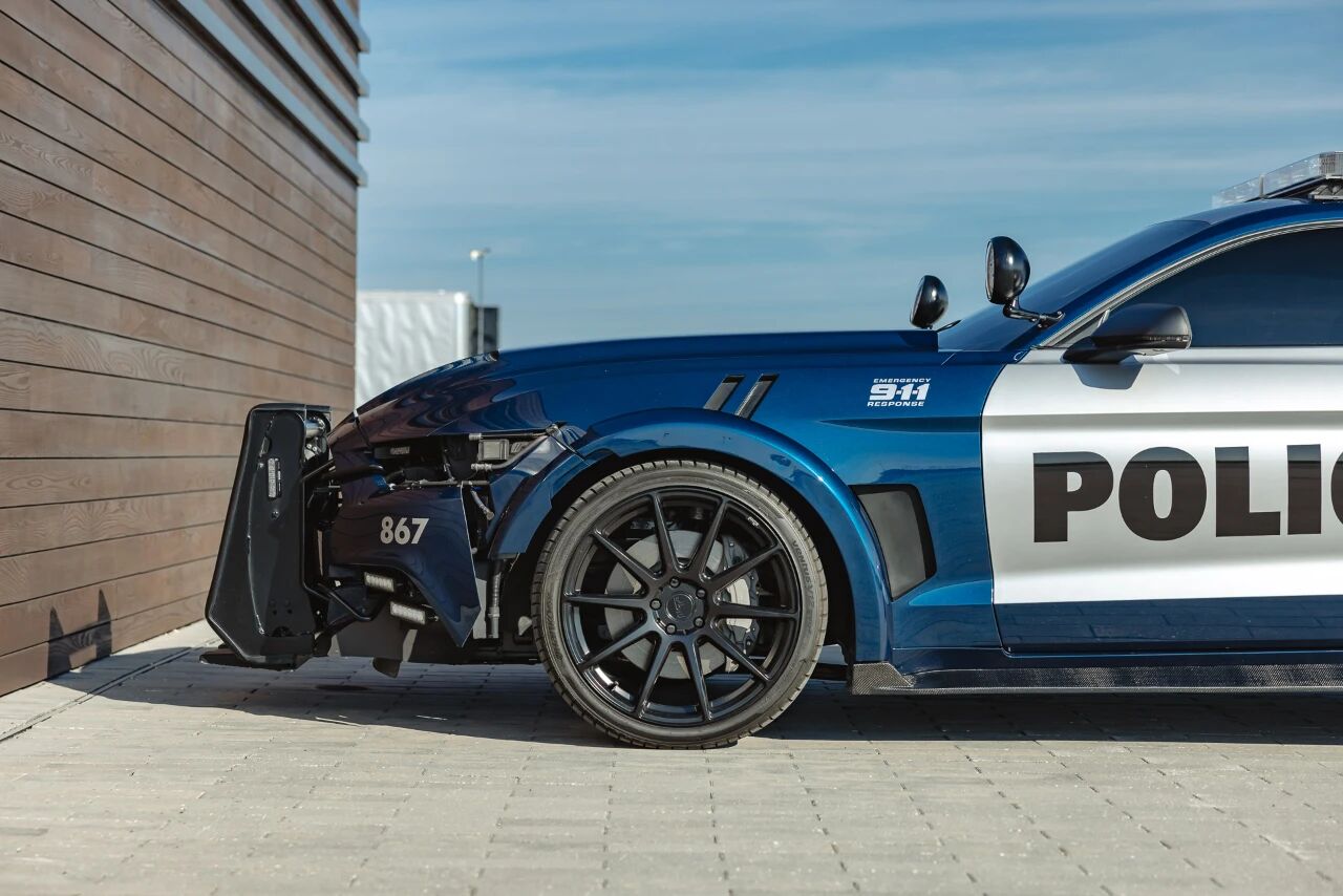 从银幕反派到收藏圣物，电影《变形金刚》里的福特野马霸天虎警车想要吗？