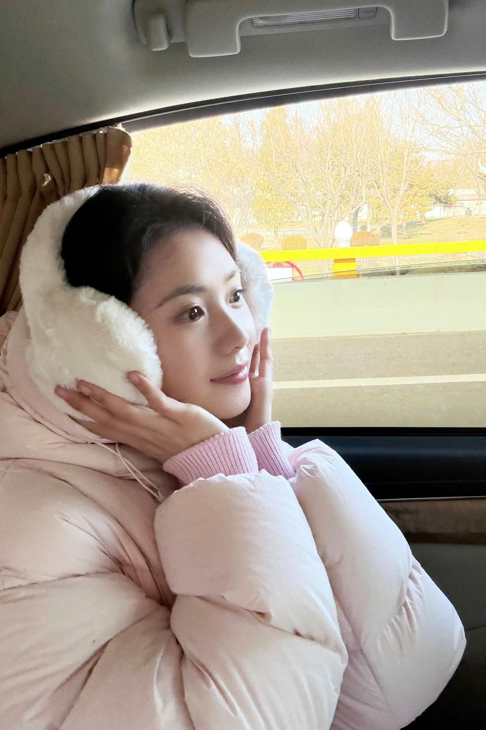 刘浩存 戴着耳暖，很邻家女孩