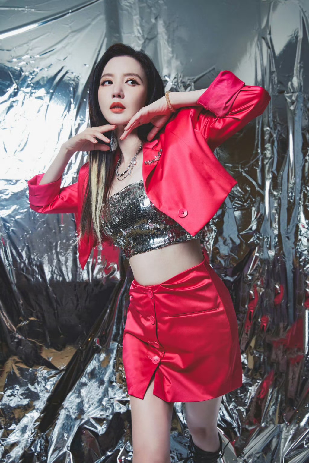 张萌,红色超短套装,露小蛮腰,挑战辣妹风,电力十足