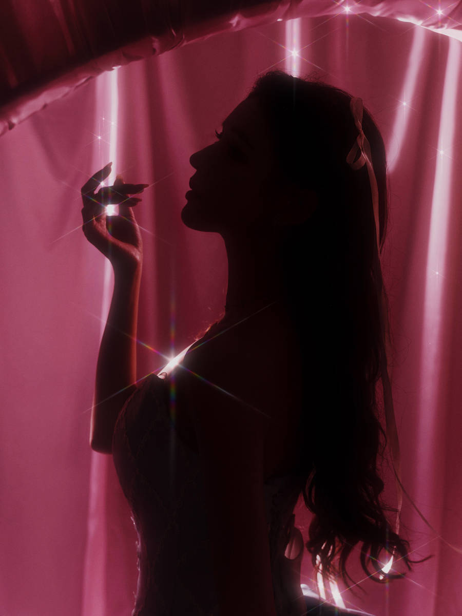 张予曦穿蓝色抹胸短裙秀好身材