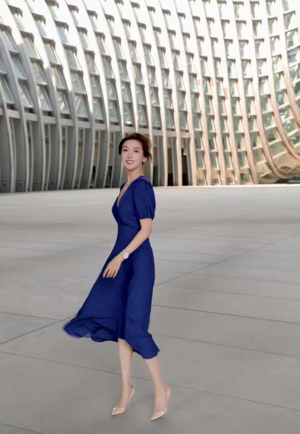 凤凰网主持人朱梓橦淡蓝色长裙高跟真有气质