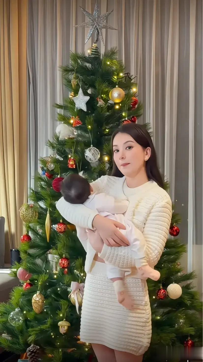 方媛晒2个月三胎闺女,粉袜小脚抢镜,母女同框温馨爆棚