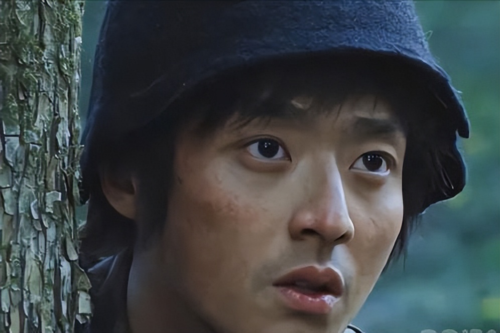 全程板着脸,台词张不开嘴,胡军、李乃文也带不动这个拖油瓶!