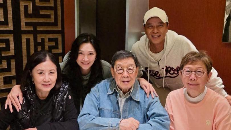 李克勤夫妇和胡枫汪明荃相聚， 卢淑仪露面显冻龄比老公状态好太多!