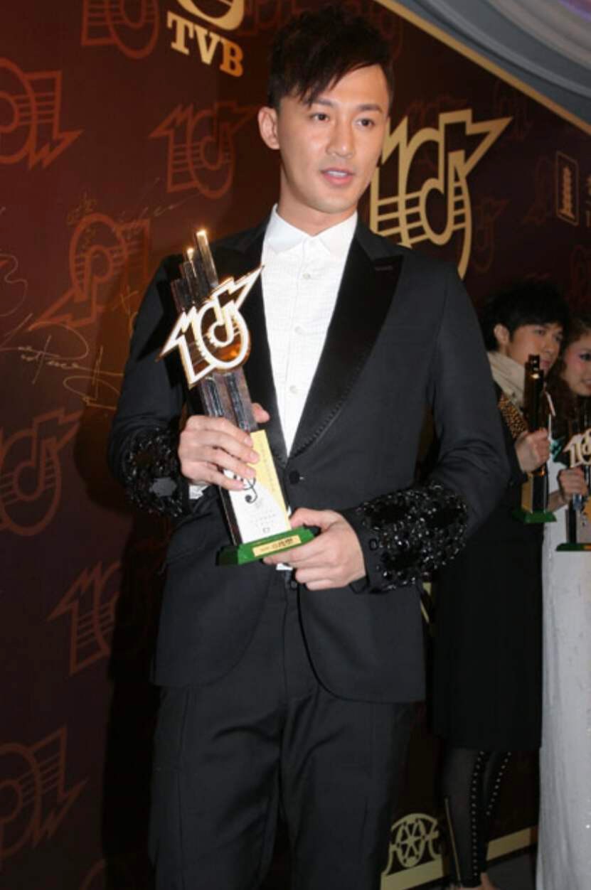 香港知名男歌手日本演唱会被搁置,曾被批演唱会跳舞过于擦边