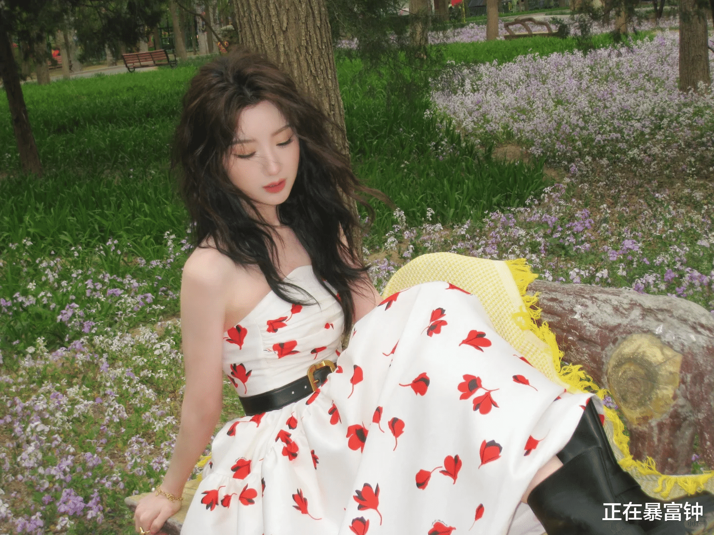 毛晓彤魅力暴击!海棠花映衬下,美得无可挑剔