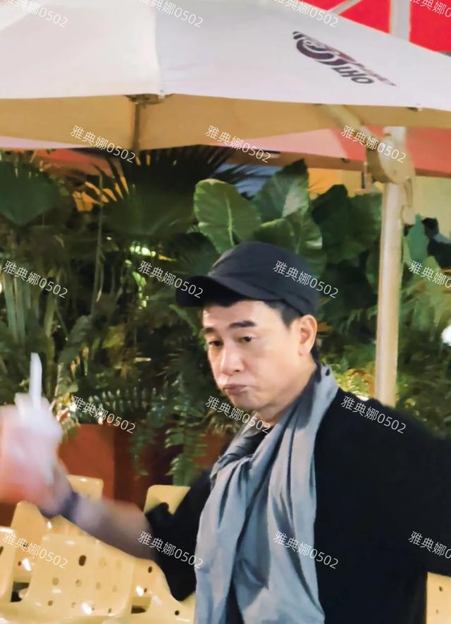 深圳偶遇陈小春，他年轻时并不帅，如今57岁反倒逆生长了很显年轻