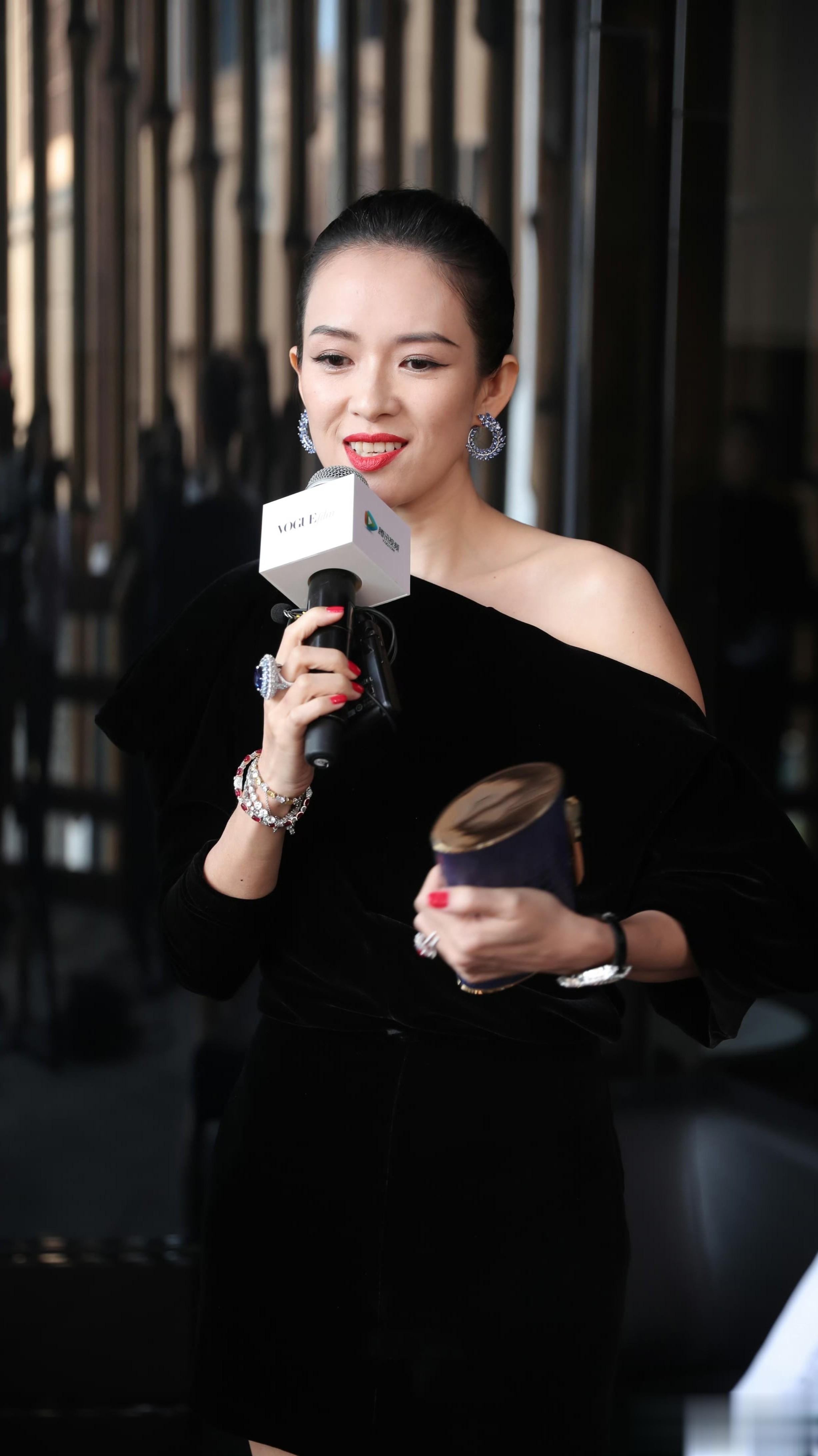 章子怡红毯现场,这膝盖怎么坑坑洼洼的?