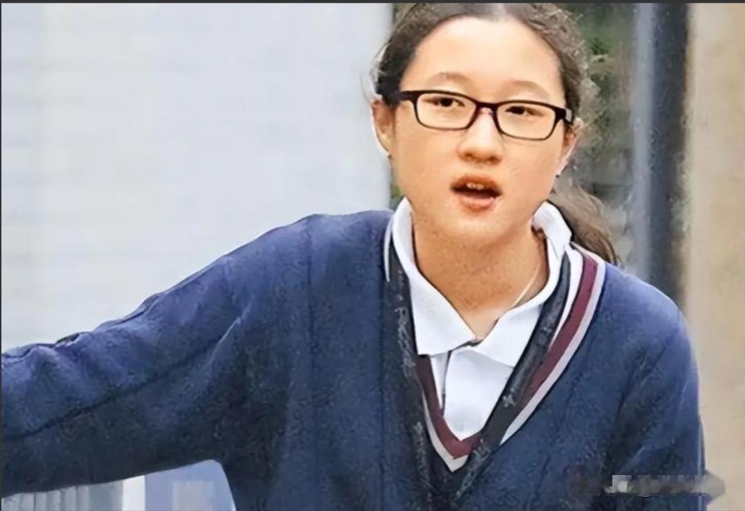 曾遭母亲家暴，生父和哥哥不认，又被妻子抛弃，成龙女儿现状如何