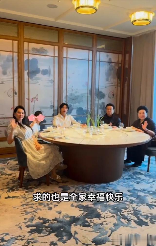 57岁伊能静晒和老公的幸福假期，一家人现身杭州灵隐寺求幸福快乐