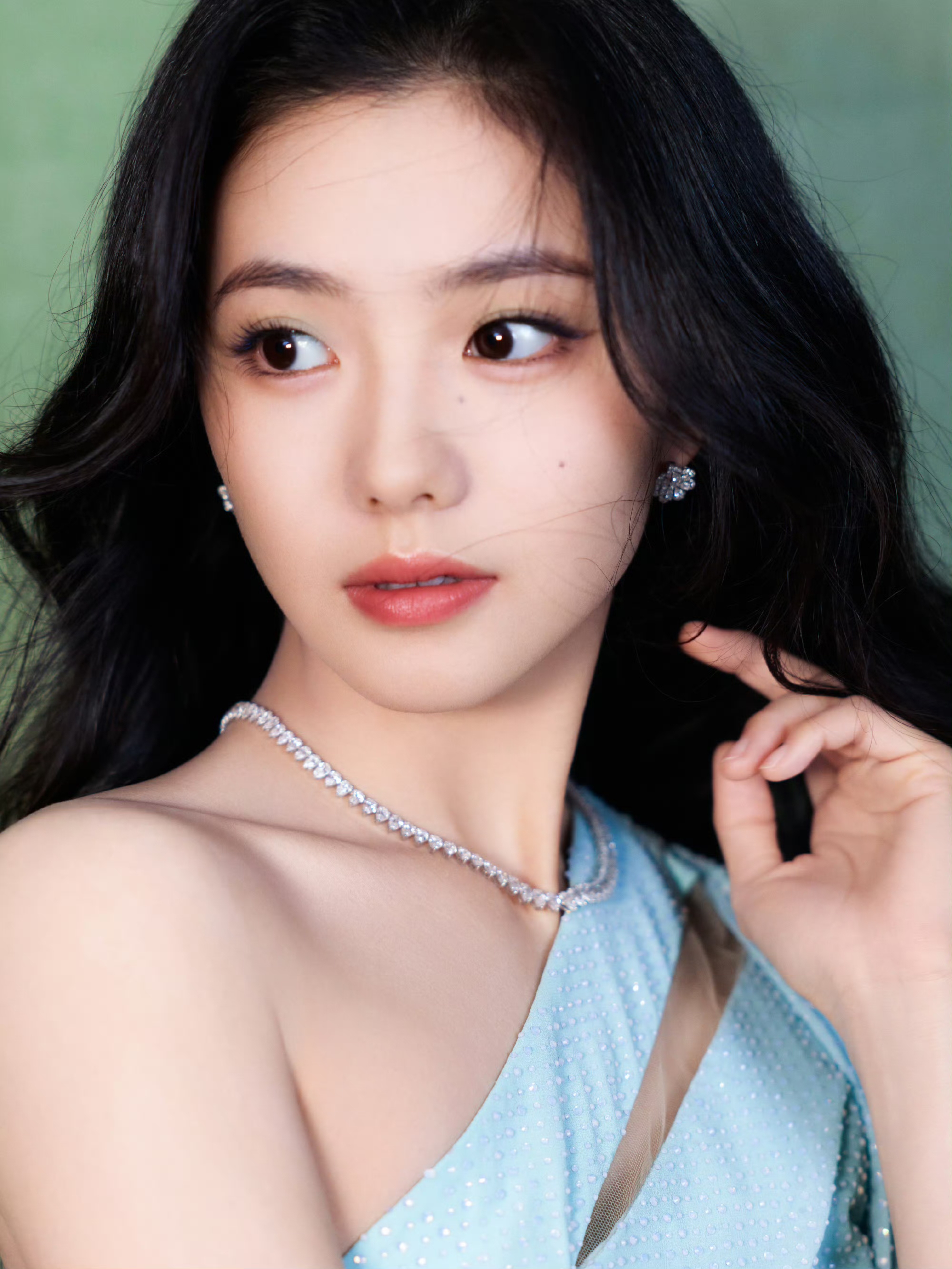 刘浩存水蓝闪钻裙出席活动,清冷贵气美成全场焦点