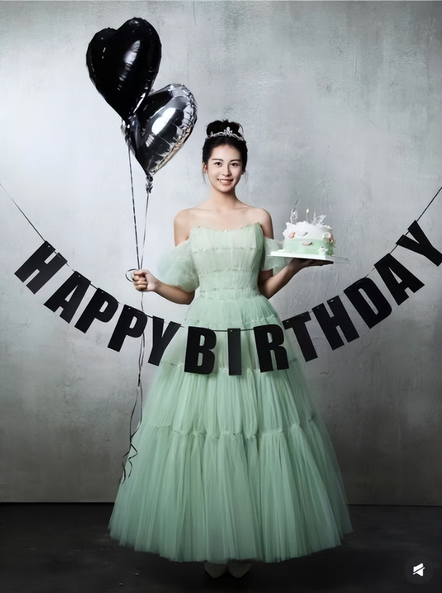 翁虹女儿满18岁，小水晶从小美到大，颜值身材超绝媲美妈妈