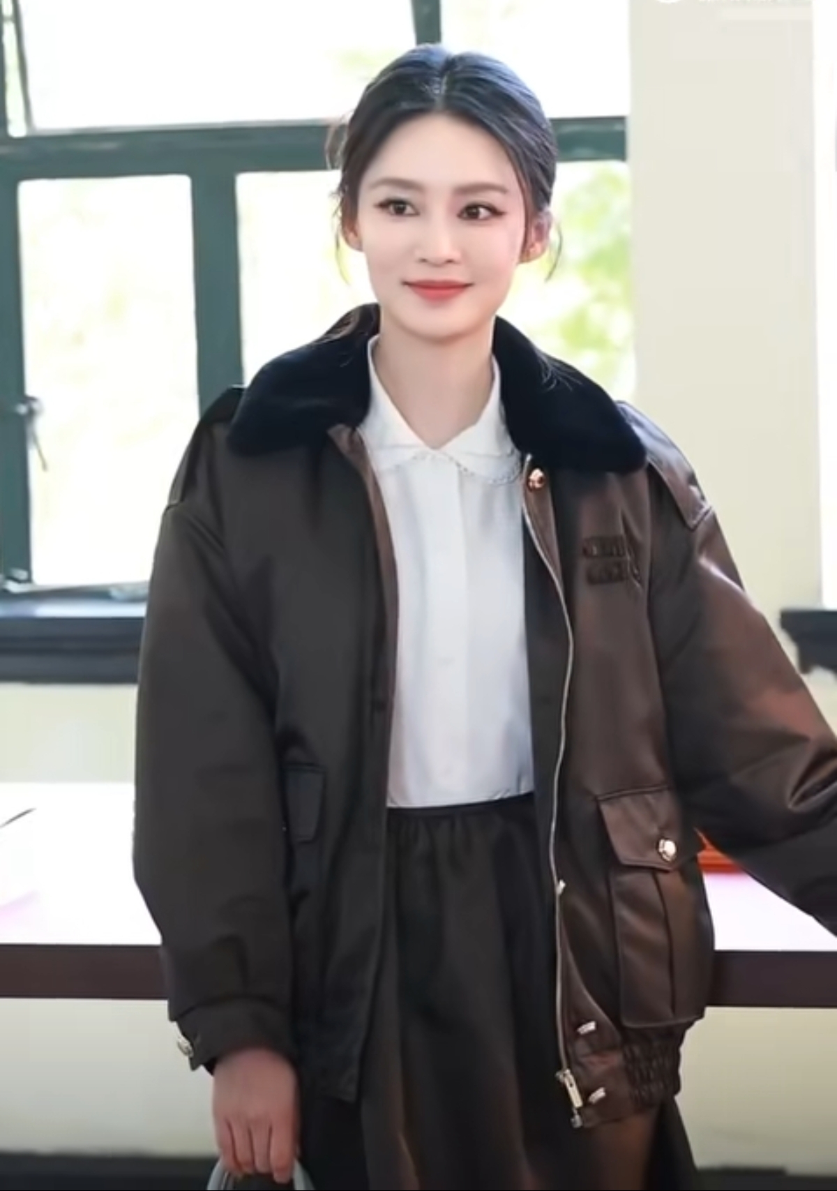 李沁出席活动好美，是自带清冷书卷气的甜酷学姐，紫色丝袜抢镜！